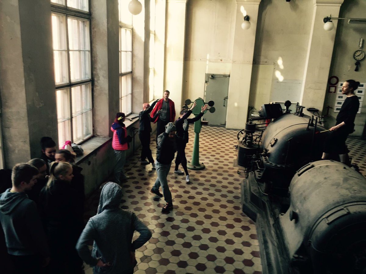 Harjoitukset käynnissä generaattori galleriassa! Kuvassa Pori Dance Company ja Tanssikoulu Liisa Nojosen oppilaita. "You are the measure"