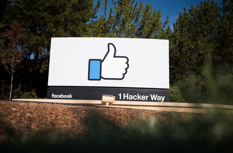 CNETNews's tweet image. #Facebook has knocked down a massive spammer network. Does this mean no one will try to sell us Ray-Bans now? 🕶  cnet.co/2nNgFfa