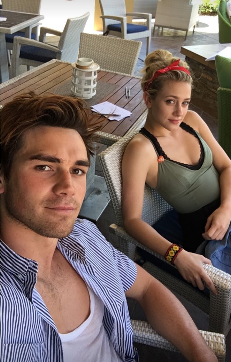 PreviouslySerie's tweet photo. #Riverdale

¿Qué tendrá este cast que nos enamora tanto?🤔😍 https://t.co/oZCh4PECk4