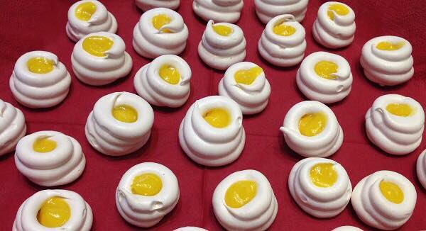 GRATIS PAAS-KOOKDEMO zaterdag 15 april 14.00-16.00 uur soesjes, advocaat, lemoncurd, merengue, baconeimuffin kom gezellig kijken en proeven!
