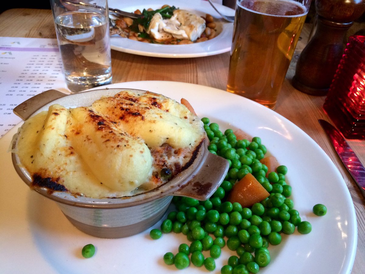 phgtfc's tweet photo. Tasty fish pie and very friendly pub @SalthouseDunCow 😋 https://t.co/mhvYJPs32q