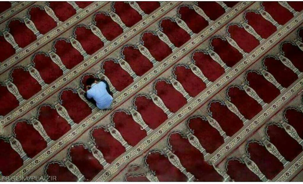 ولَرُبَّ نازلةٍ يضيق لها الفتى / ذرعاً وعندَ الله منها المخـــــرجُ
ضاقت فلمّا استحكمتْ حلقاتُها / فُرِجَت وكنت أظنها لا تُفرَجُ