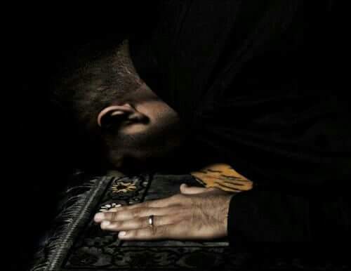 التثاقل عن العبادة أو عن السجود. عن الإطالة فيهما...قد يكشف عن تكبّرٍ للنفس أَخْفَتْه عنك. قال تعالى:" وإنها لكبيرةٌ إلا على الخاشعين ".