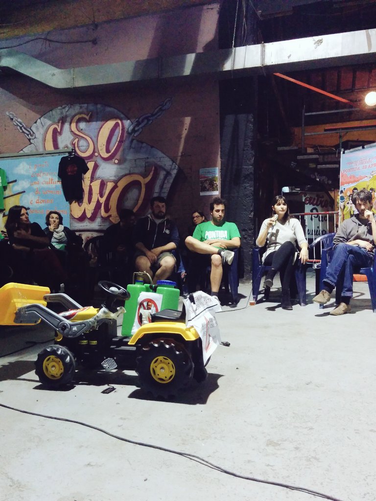 CSOPedro's tweet photo. Incontro verso #22A a #Pontida ora al #csopedro #Padova con @eleonorademajo attivista @Lab_Insurgencia e consigliera del comune di #Napoli https://t.co/zFeyjNUNo0
