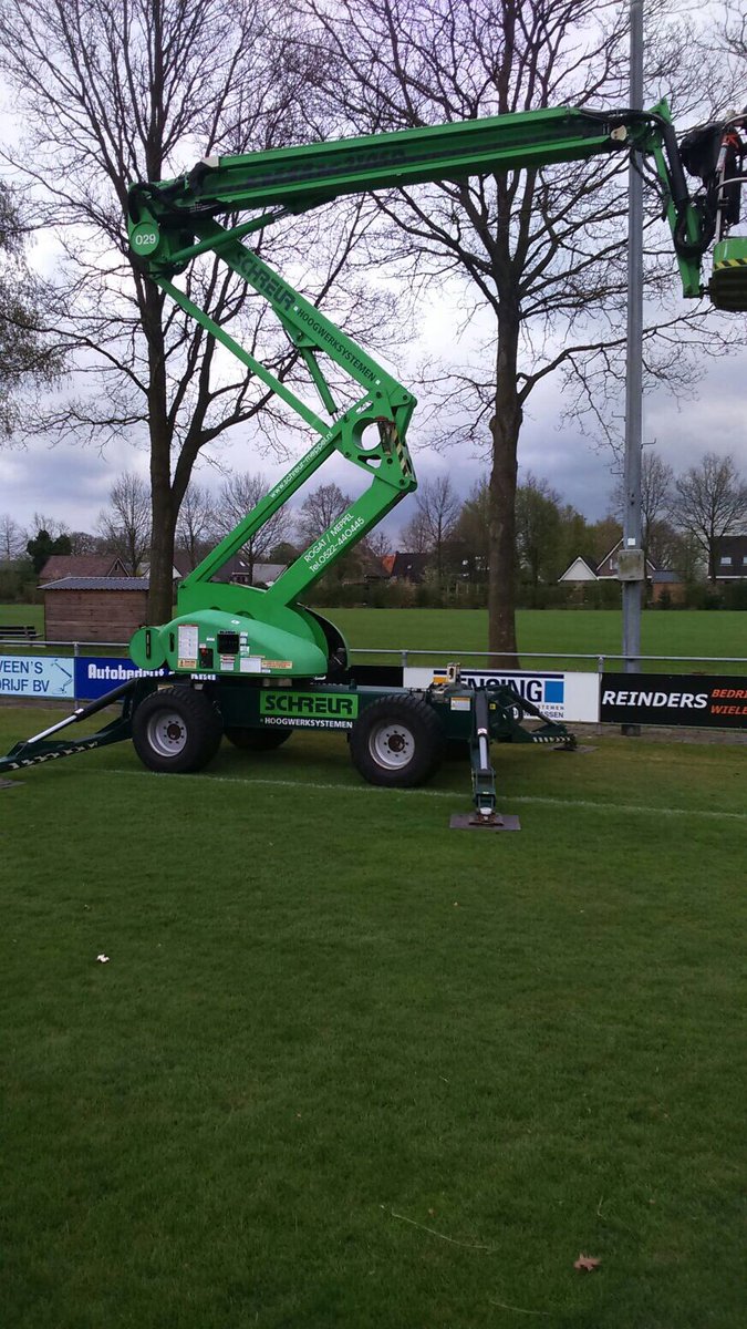 <a href="/Vitesse63/">Vitesse'63</a> @Bovi___  vandaag gebruik gemaakt van het mooi materiaal van schreur hoogwerkers uut rogat!! Jan top geregeld!!