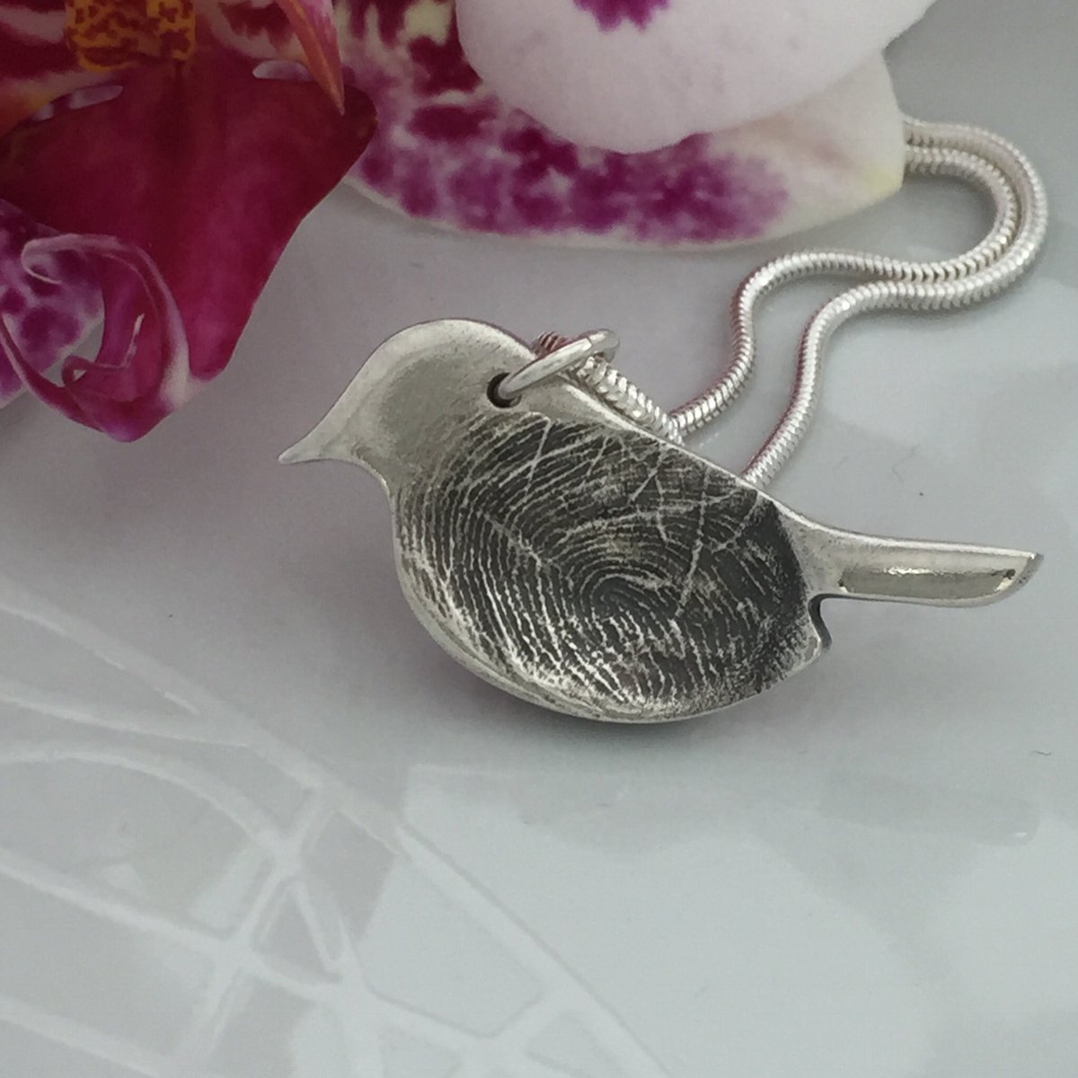 ForeverInSilver's tweet image. We are experts in creating solid silver keepsakes with the fingerprints of a loved one #lovebird #memorial #lovedone #NeverForgotten