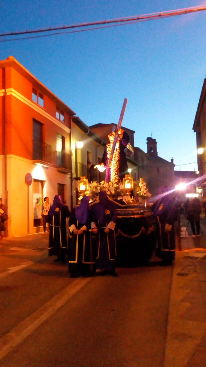 enjeduana's tweet photo. @enjeduana,@NavaDRS_Santa ,@AntonioSnchezG2 ,@eccehomonava Y todos los que participais,verla es sentirla,#SemanaSanta Nava del Rey https://t.co/fQ2Jurf4n9