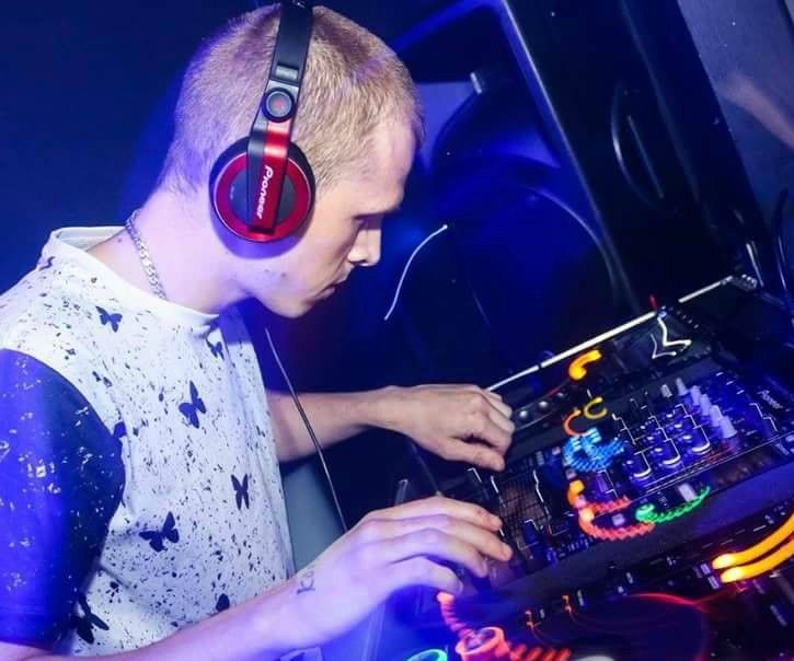examplefm's tweet photo. DJ Farrant LIVE from 10pm #ExampleFM #TuneIn #DJFarrant #Bolton #Bounce #EDM #Tunes https://t.co/P387itKclB https://t.co/86ssae0G5y