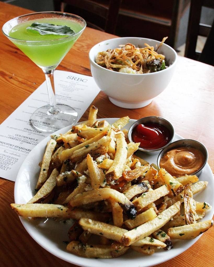 SunsetBrewCo's tweet image. Happy Fryday! What’s better than a big plate of Kennebec Garlic Fries? We’d say not much.