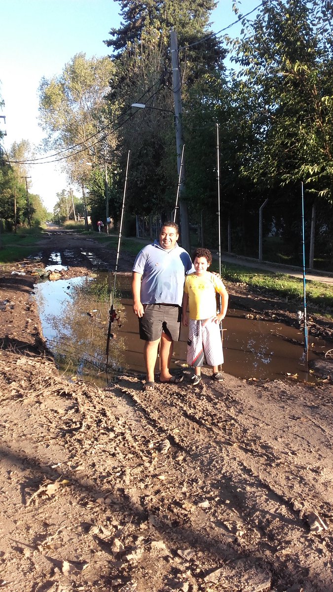 LeandroGlassel's tweet photo. #BToro Calle Rio Pilcomayo, pescando en la laguna que se hizo en la calle! @SumemosPilar @wroldanpilar @VaninaPilarOK @Carlosc40982052 https://t.co/ENZZwf4bYW