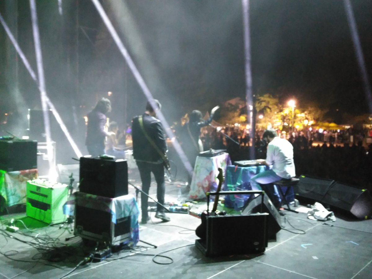 Si <a href="/_RufusTFirefly_/">Rufus T. Firefly</a>  no es el mejor grupo de este país en directo  que venga Dios y los vea