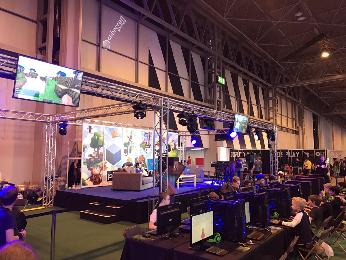 I spot a big beautiful banner <a href="/CubeCraftGames/">CubeCraft</a> #insomnia60