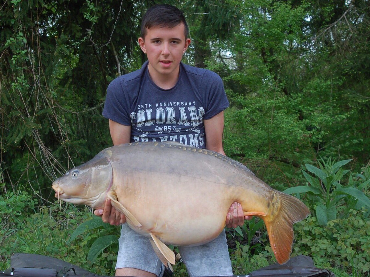 15 year old Adam Comber from Southampton caught this 63lb 4oz mirror from Juvanzé Blue today. He followed it up with a 55 too!