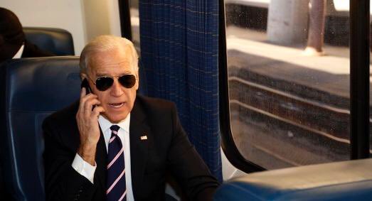 joebamabromance's tweet photo. Hey, #United.
Trump is flying from Washington to NYC, flight 2145, Row 8, Seat A. Do your thing... https://t.co/vUEVpE2AaE