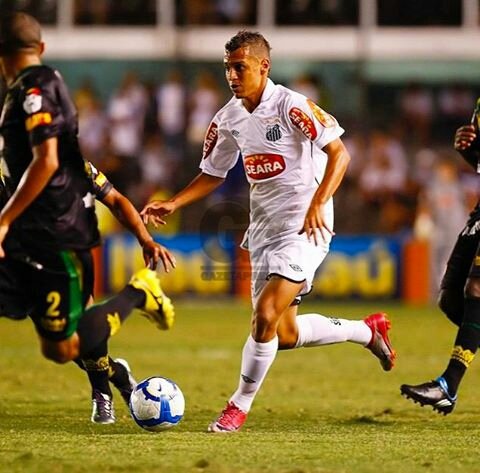 Parabéns ao <a href="/SantosFC/">Santos FC</a> pelos 105 anos de uma história gloriosa. Muito grato e honrado por ser projetado ao futebol vestindo essa camisa!