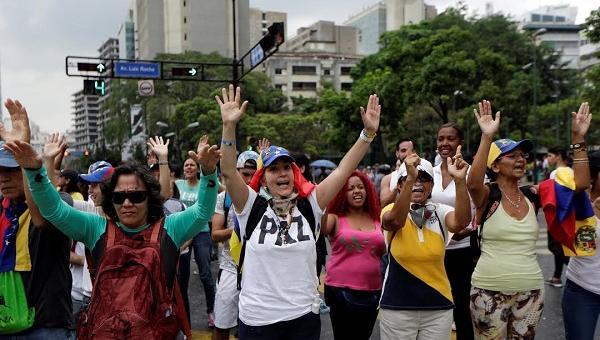 NTN24ve's tweet photo. Oposición saldrá de 20 puntos de Caracas hasta la Conferencia Episcopal Venezolana https://t.co/pUGAzeT4Dy https://t.co/jru3qu1ZV9