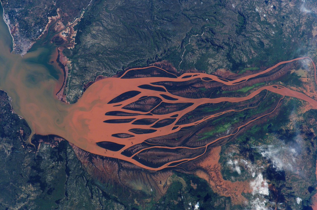 ISS_CASIS's tweet photo. The mouth of Betsiboka River in Madagascar can be seen in this photo captured by #Exp10 crew. Download→ https://t.co/dfmGU3fS8g #EarthDay https://t.co/jgPJUZLHoX