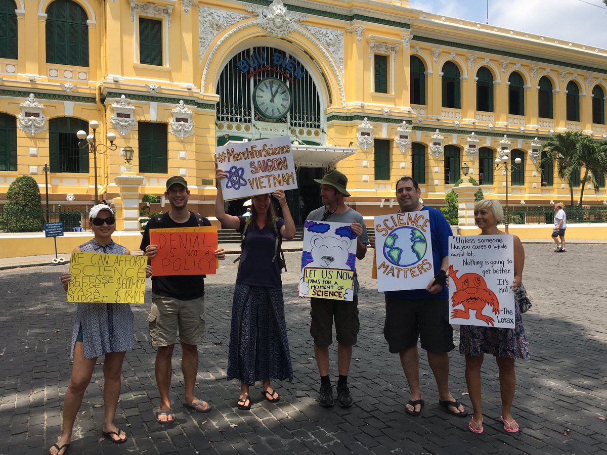 ScienceMarchVN's tweet image. Small but enthusiastic group in Saigon for #marchforscience!