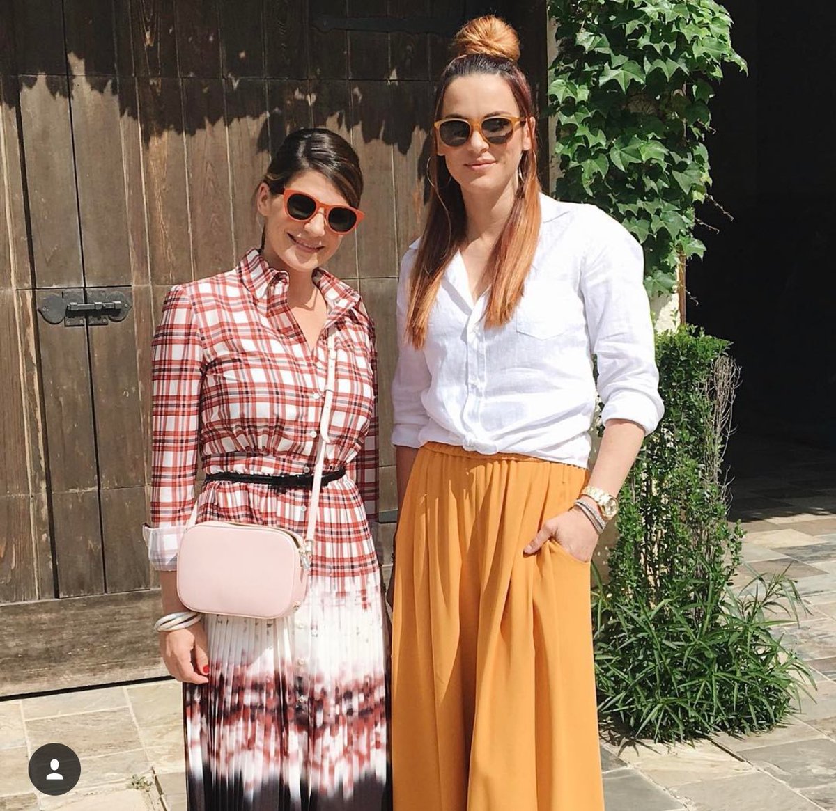 Wake up to this beautiful picture is such a great gift.
Girls look so good and lovely!