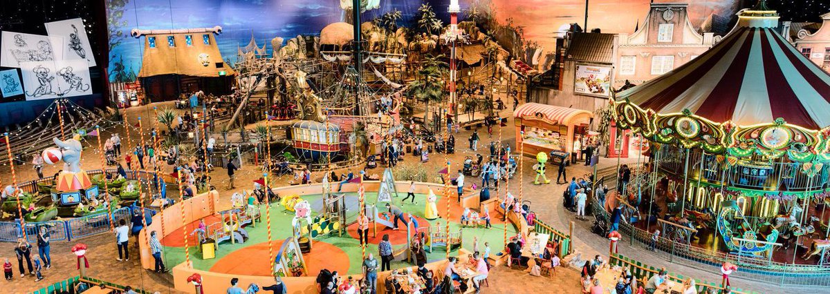 volkskrant's tweet photo. Het ruikt er naar plas en kinderzweet, maar voor kinderen is het de hemel. Columniste Aaf over speelparadijzen https://t.co/7WyVU0aMtE https://t.co/7I4JRbyltM