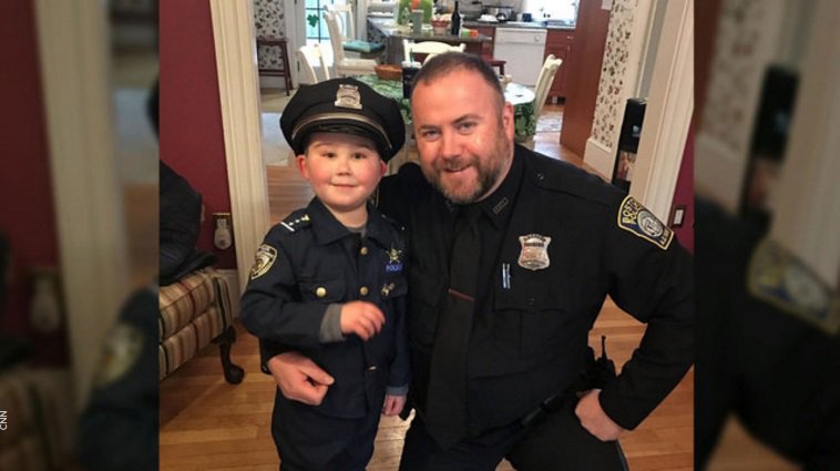 Police officers help 6-year-old boy suffering with cancer bit.ly/2odSLK1 https://t.co/2ZEqTehDu0
