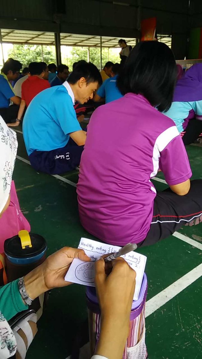 jess_suyee's tweet photo. #TFM2016 Fellow, Chong Wei Gin, sharing healthy eating tips with her colleagues. Teacher well-being affects student outcomes: True or false? https://t.co/qAXyMRw7Li