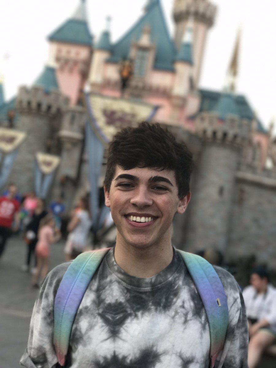 TheMichaelWeist's tweet photo. When you take this fool to Disney and try to take pics lol 😂

 @mikeybarone @r0lls https://t.co/7wSzlhl8dl