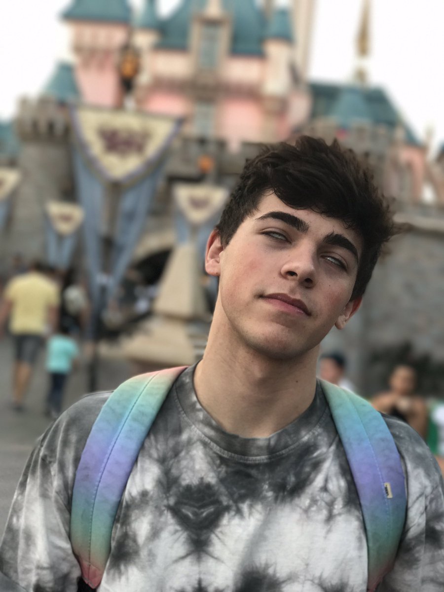 TheMichaelWeist's tweet photo. When you take this fool to Disney and try to take pics lol 😂

 @mikeybarone @r0lls https://t.co/7wSzlhl8dl