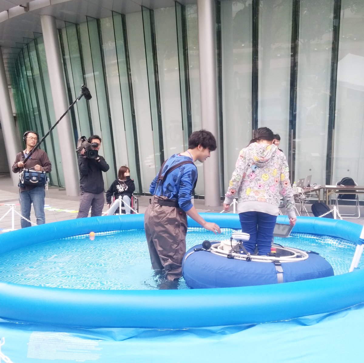 東京都立大学 広報担当 ふしぎ祭エンスその ロボット技術で水上散歩を体験 システムデザイン学部 知能機械システムコース武居先生研究室による 水上歩行ロボットminamo ミナモ の試乗体験です 体重移動や体の動きに反応して 自由に水上を散歩する 東京都立大学 広報担当 ふしぎ祭エンスその ロボット技術で水上散歩を体験 システムデザイン学部 知能機械システムコース武居先生研究室による 水上歩行ロボットminamo ミナモ の試乗体験です 体重移動や体の動きに反応して 自由に水上を散歩する