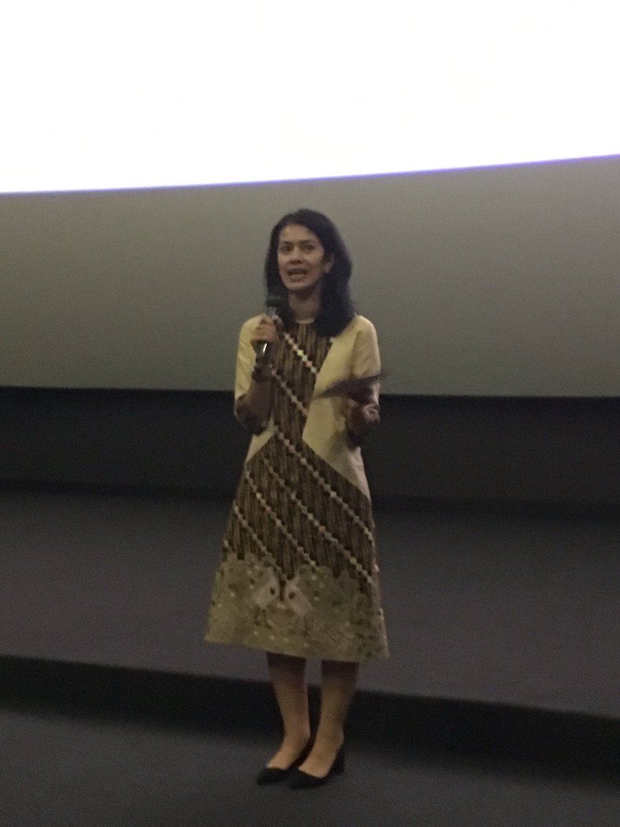 FeminaMagazine's tweet photo. Community Manager Femina @dewi_assaad saat membuka acara nobar film Kartini: Femina selalu mendukung film Indonesia. #AXAMandiriFemina https://t.co/hzH4KNBpFN