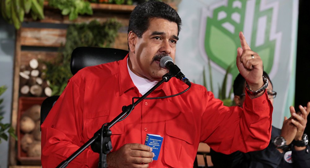SputnikMundo's tweet photo. #Maduro aprueba recursos para comerciantes afectados por saqueos en #Venezuela  
https://t.co/ce0ck4h0TD https://t.co/XOarc4RwQ5
