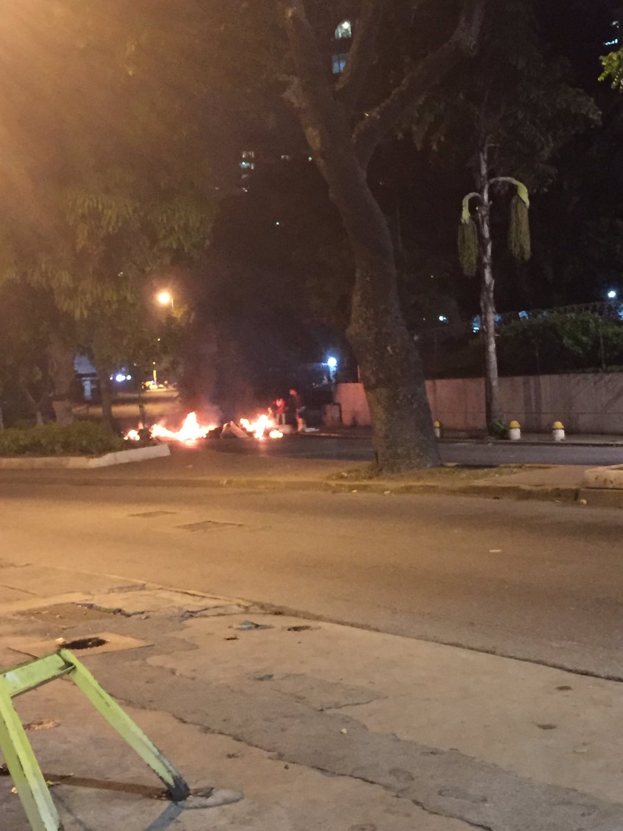 Deadly riots continue in the streets of Caracas local10.com/video/deadly-r… https://t.co/NZ9Qlo7uvF