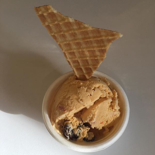 GoodScoopDavis's tweet photo. Carrot Cake at sunset 🌅 @goodscoopdavis 📷: @betties323 #organic #icecream #handmade #eatlocal #ucdavis #daviseats https://t.co/KSMnRztqc4