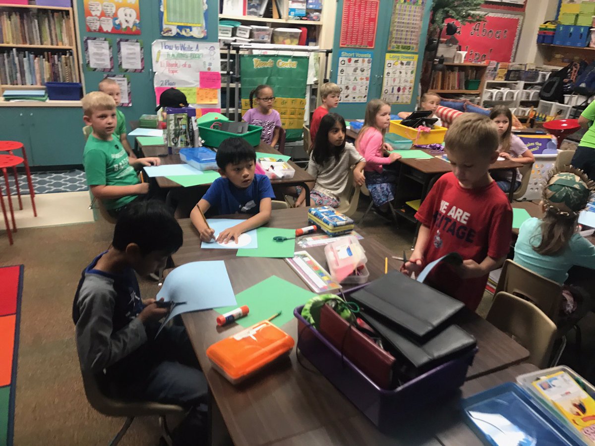 kelly_rothgeb's tweet photo. Fun day celebrating Earth Day with 4 fun activities & lots of crazy recycled hats. #wildaboutscience #WildaboutHES @regaleagle https://t.co/IKtHtuwCWt