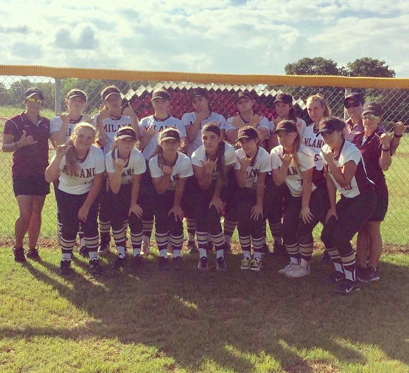 emilie_compton's tweet photo. Ladies and gentlemen, may I introduce your first solo district champs in Milano softball history 🏆⚾️🤙🏼 #WeAreKindOfABigDeal #SB4LYFE https://t.co/MKnmj4euWt