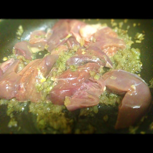 リュウジ 料理のおにいさんバズレシピ 人参と大根は千切りにしてナンプラ砂糖酢おろし大蒜で味付けしてなますにしておくよ 豚肩ロースは塩胡椒をして65度で一時間低温調理して表面をこんがり焼いて削ぎ切りしておくよ