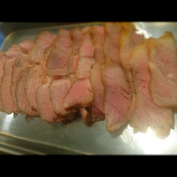 リュウジ 料理のおにいさんバズレシピ 人参と大根は千切りにしてナンプラ砂糖酢おろし大蒜で味付けしてなますにしておくよ 豚肩ロースは塩胡椒をして65度で一時間低温調理して表面をこんがり焼いて削ぎ切りしておくよ