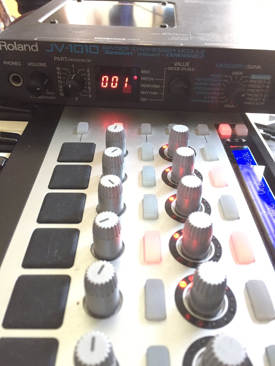 tatanori's tweet image. パソコンの中のソフトではなく、外部音源で音をたてて見ました。

古い機種ですが、昔の人が想像した未来のような、どこか懐かしいような、独特の味わい、重ね技などして活躍する時が来るとの予測です☆

#Roland  #jv1010