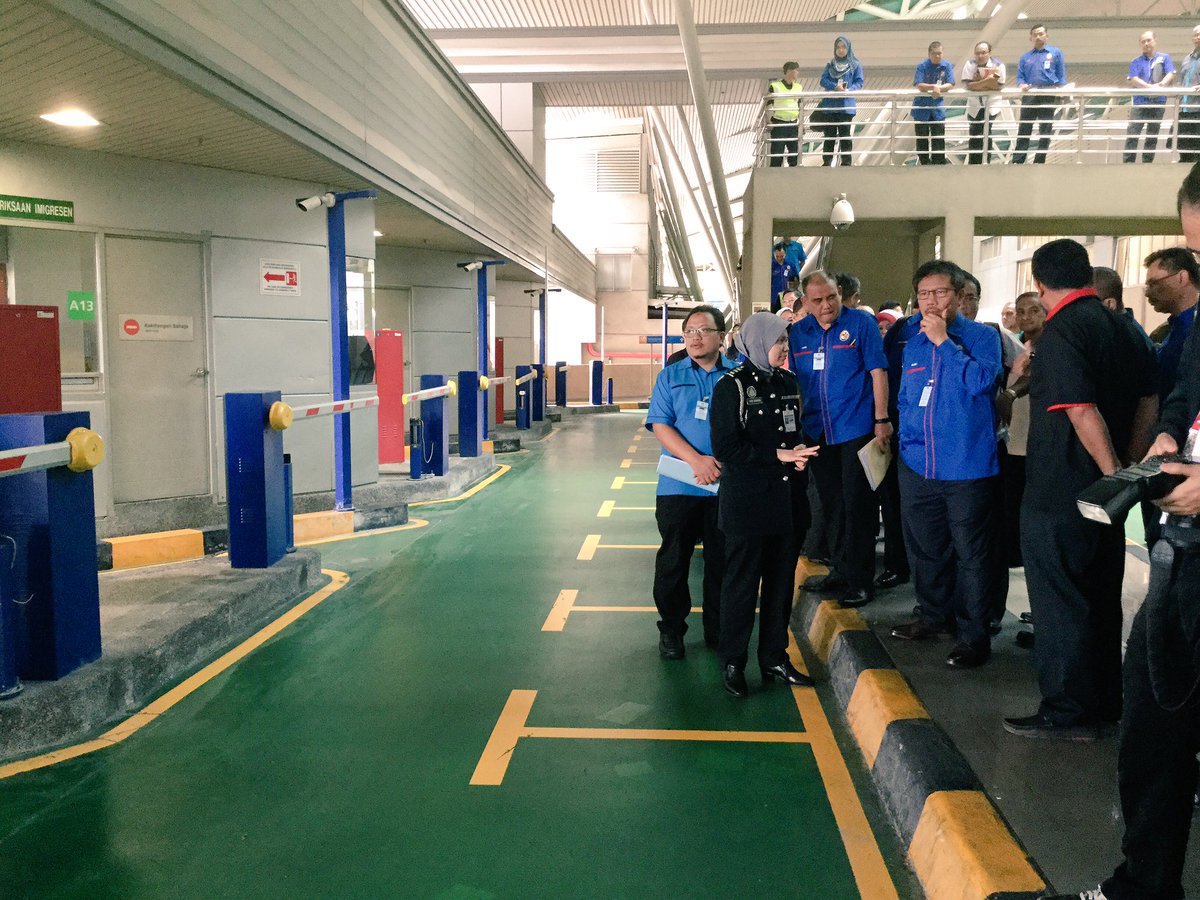KDNPUTRAJAYA's tweet photo. DS @alwi_ibrahim59 sempat meluangkn masa meninjau kelancarn sistem #MBIKE di BSI Johor Bahru @Zahid_Hamidi @DrAliHamsa @KP_JIM @imigresenmy https://t.co/OFF7QTsSpC
