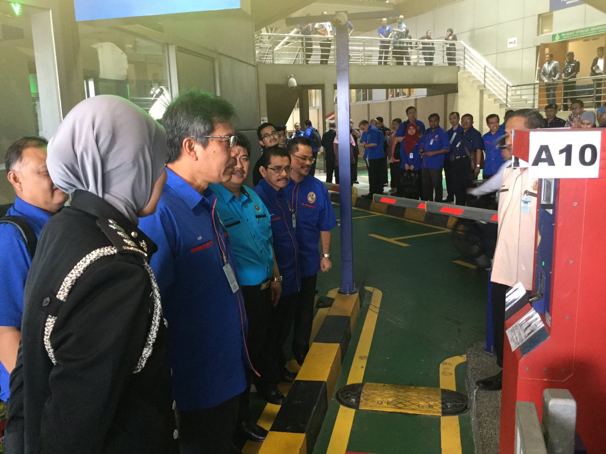 KDNPUTRAJAYA's tweet photo. DS @alwi_ibrahim59 sempat meluangkn masa meninjau kelancarn sistem #MBIKE di BSI Johor Bahru @Zahid_Hamidi @DrAliHamsa @KP_JIM @imigresenmy https://t.co/OFF7QTsSpC
