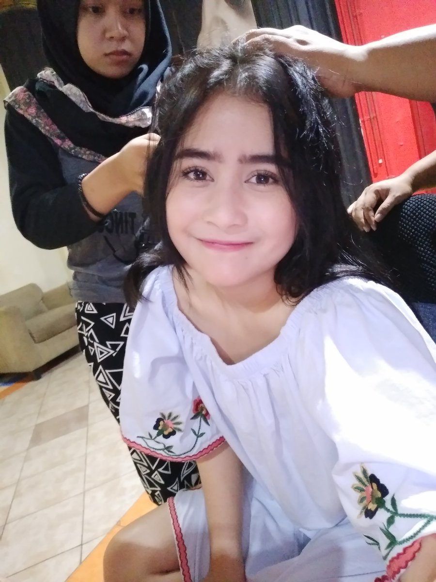 prillyyla's tweet photo. Cobain selfie Pake smartphone baru... Jernih amaaaatt! 😍😘 abaikan Asisten 
saya yg sibuk nyisirin rambut haha https://t.co/zqpRdzaA0B