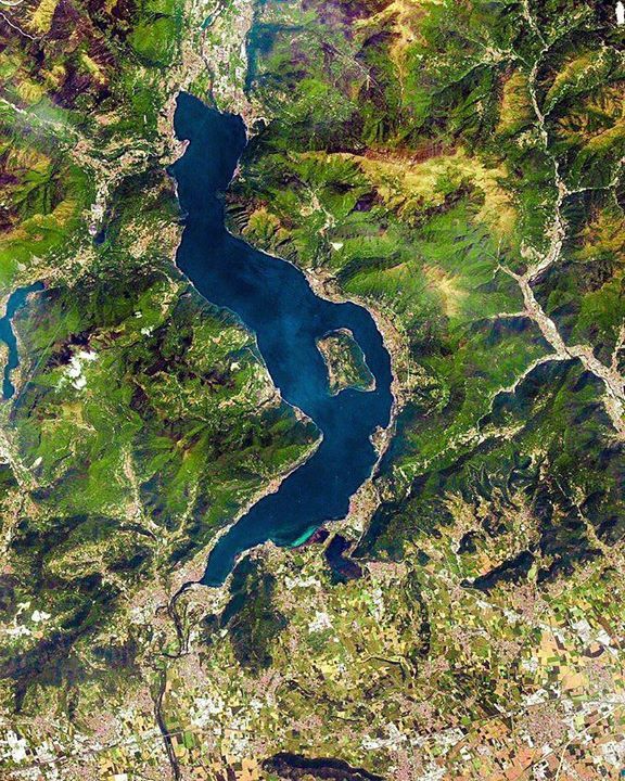 visitlakeiseo's tweet photo. #earthday2017 - Il #lagodiseo anche dallo spazio racconta la sua unicità! Grazie a @astrosamantha per lo scatto! O… https://t.co/oWWZhRIuTV https://t.co/9Dd3mWHCRq