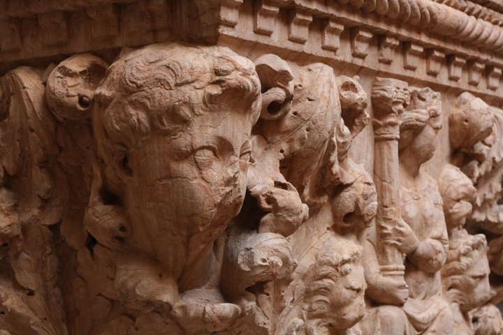Is there anything more #Venetian than "#decoration"? Look at this great well-head, in Verona marble, a #Renaissance masterpiece at Ca' d'oro