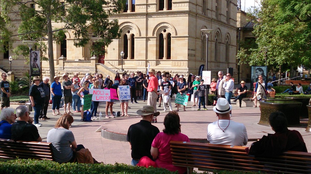 MarcEHJones's tweet photo. Peter Shaughnessy explains the importance of seal population monitoring in South Australia | #marchforscience #marchforscienceau | https://t.co/4IkHnkculY