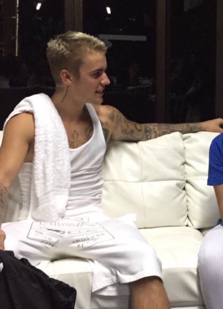 biebereligions's tweet image. I just died 10 times for him