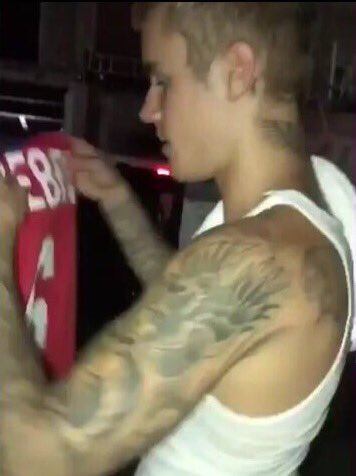 biebereligions's tweet image. his arm, tell me you're JOKING