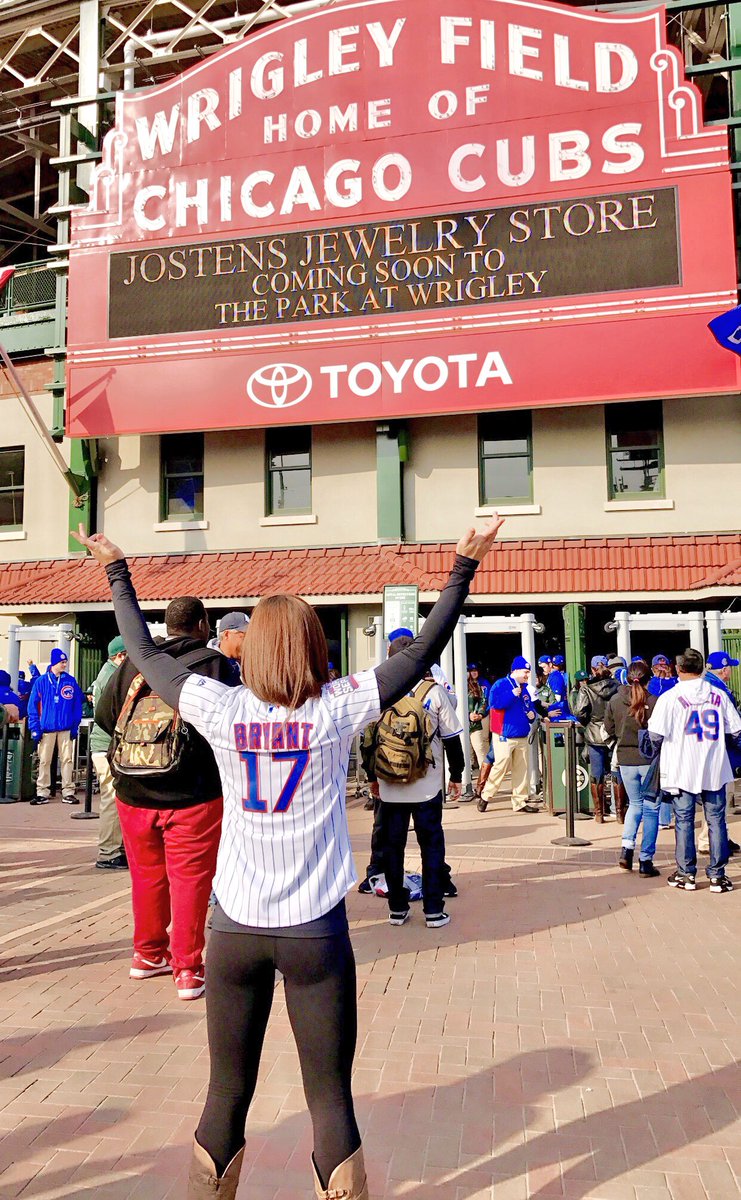 ShanElizabeth91's tweet photo. I love this city. I love this sport. I love this team. 💙❤️🐻⚾️ @Cubs @KrisBryant_23 #ChicagoCubs #Cubbies #GoCubsGo #Chicago #WrigleyField https://t.co/VD1MwY9MKS