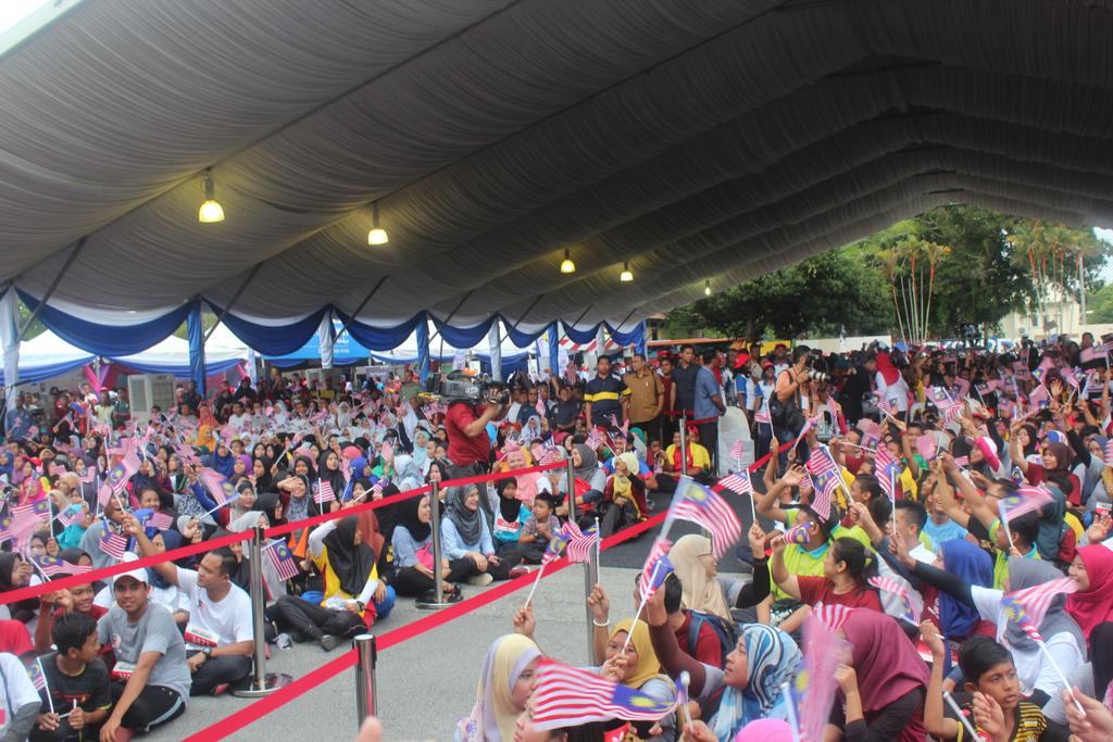YAB DS Dr. @Zahid_Hamidi telah merasmikan Program #EkspresiNegaraku yang berlangsung di Dataran Pavilion, Kuala Kangsar, Perak.
#negaraku