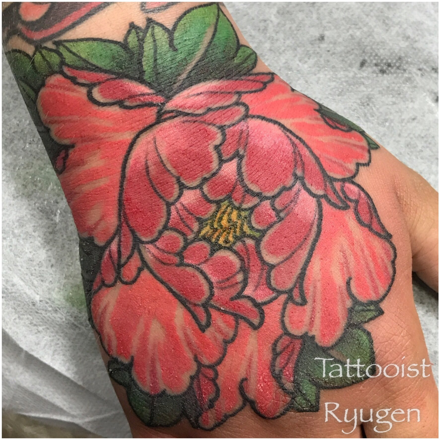 手彫り刺青師 龍元 牡丹 手の甲 Peony Back Of Hand 牡丹 手彫り 刺青 龍元 Peony Tebori Irezumi Ryugen T Co 4tegxzk62i Twitter