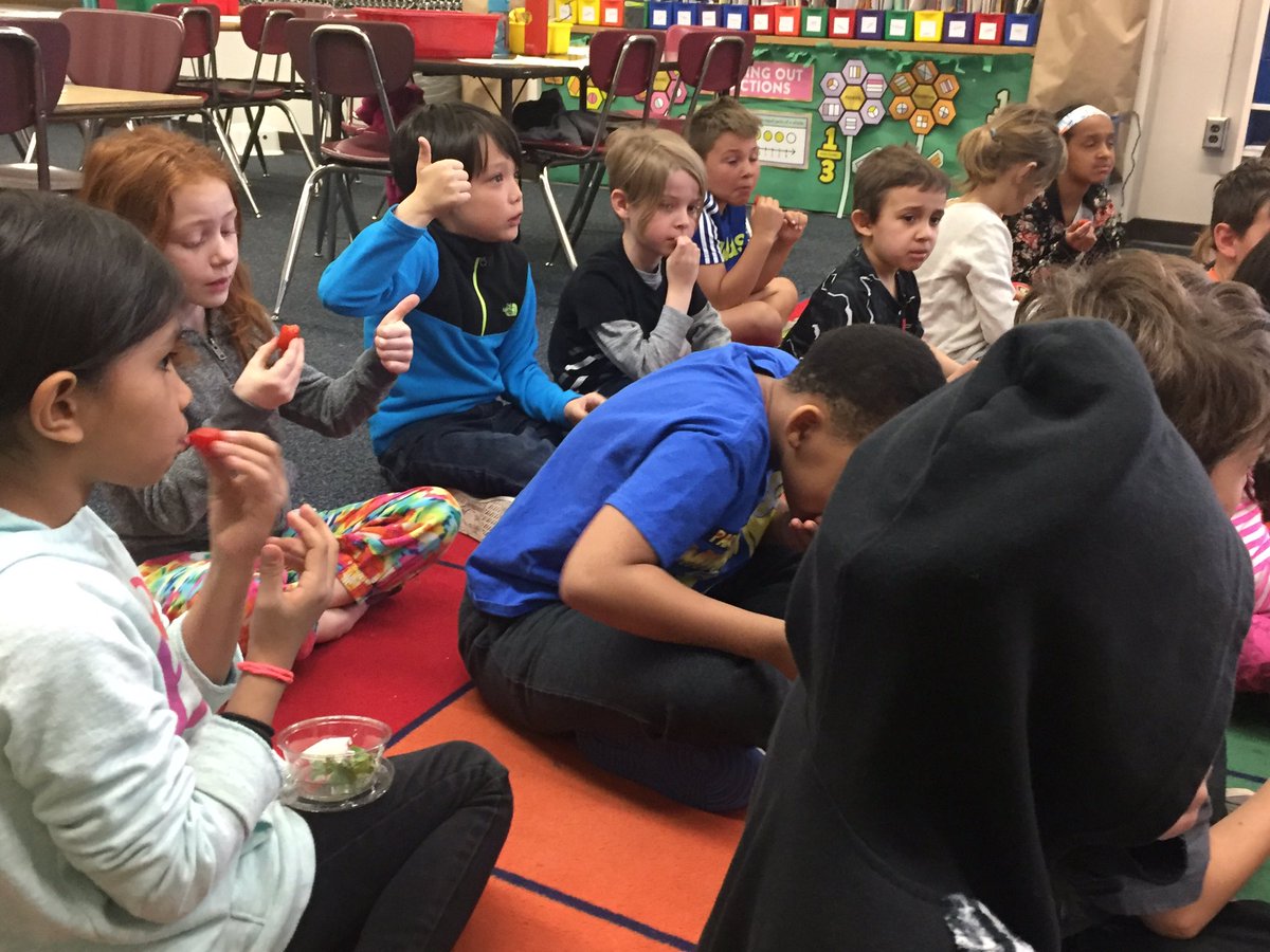 MsWalkes_Hale's tweet photo. We love veggies! Well most of us 😉We learned that our taste buds change every 10 days. Thanks Health Partners! #HaleToday @principalfitz5 https://t.co/guISO5IyTJ